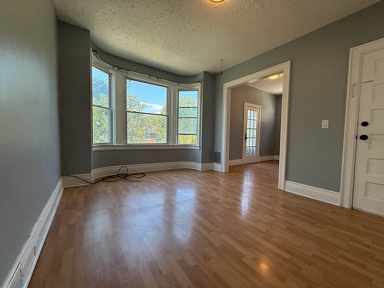 Living room with 3 windows
