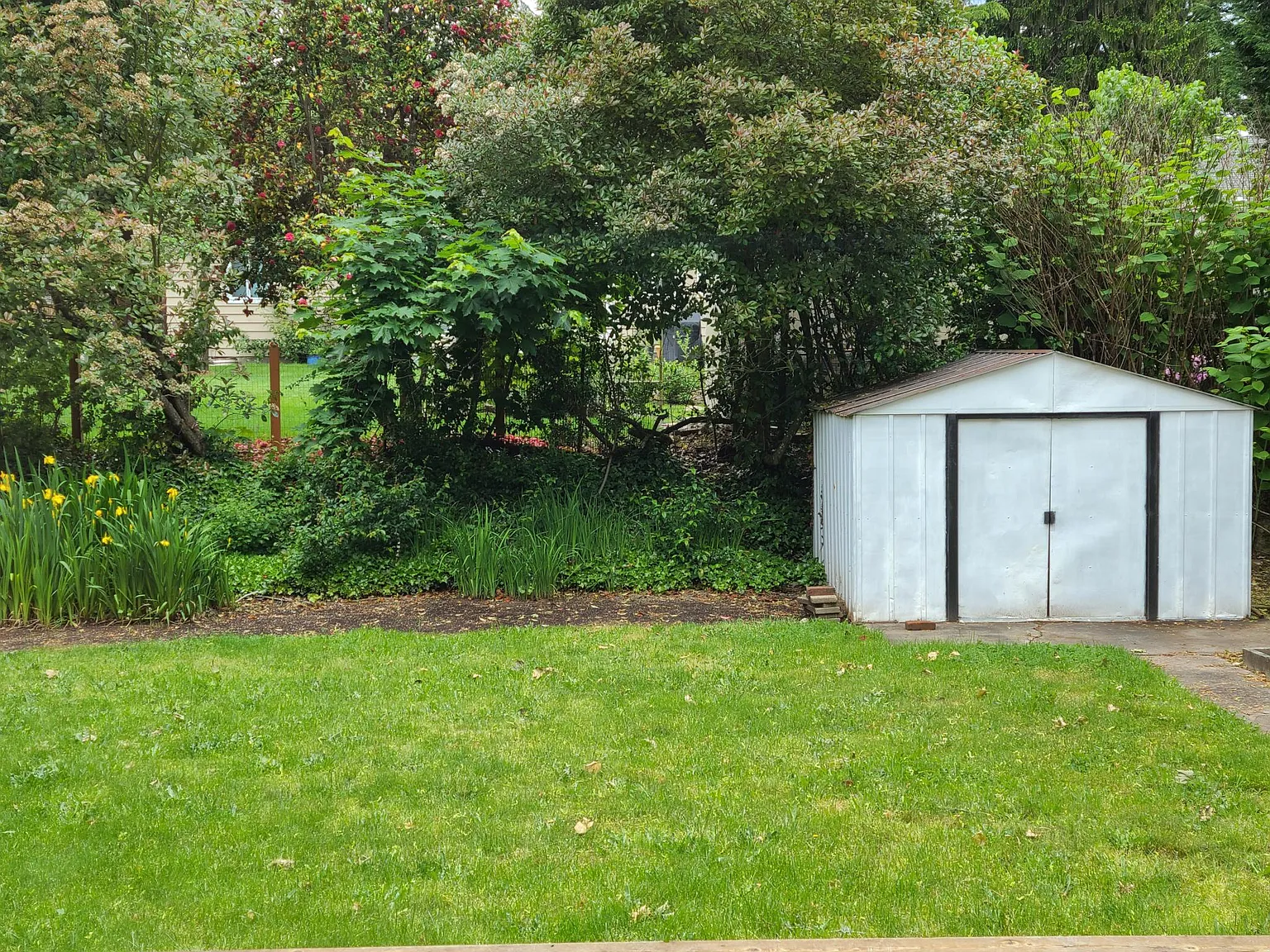 3 bed, 888 sqft, $1,900 — Photo 2