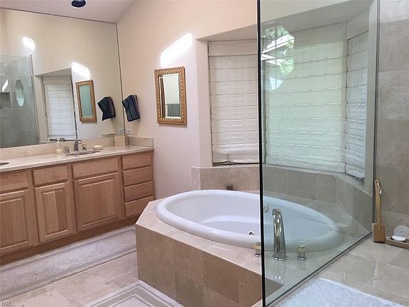 4th image of 909 Southwood Blvd #1