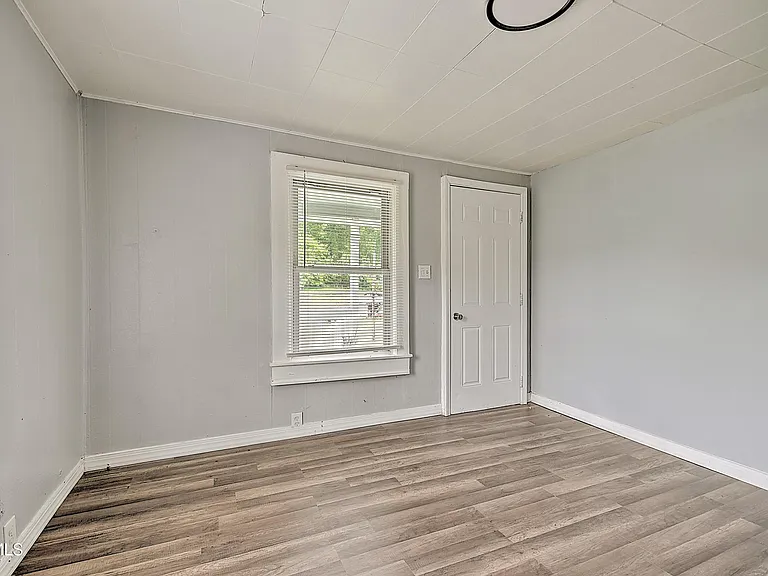 463 Manville Rd — Photo 24