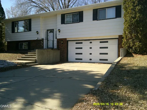 225 Sheila Dr, Beulah, ND 58523