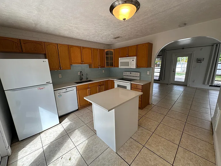 1424 SW 9th St — Photo 33