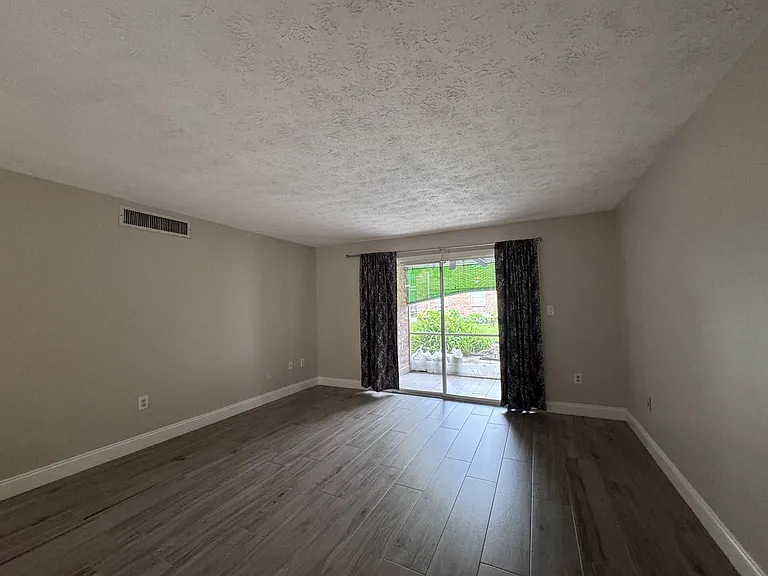 4380 Lake Underhill Rd — Photo 3