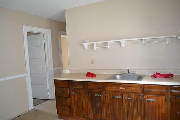 2nd image of 121 Maple Ave