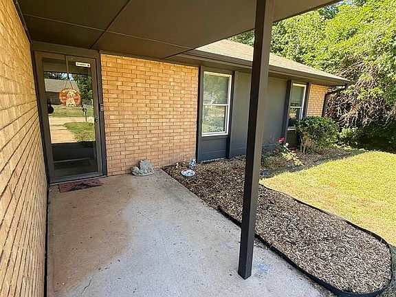 3rd image of 1009 E Will Rogers Dr