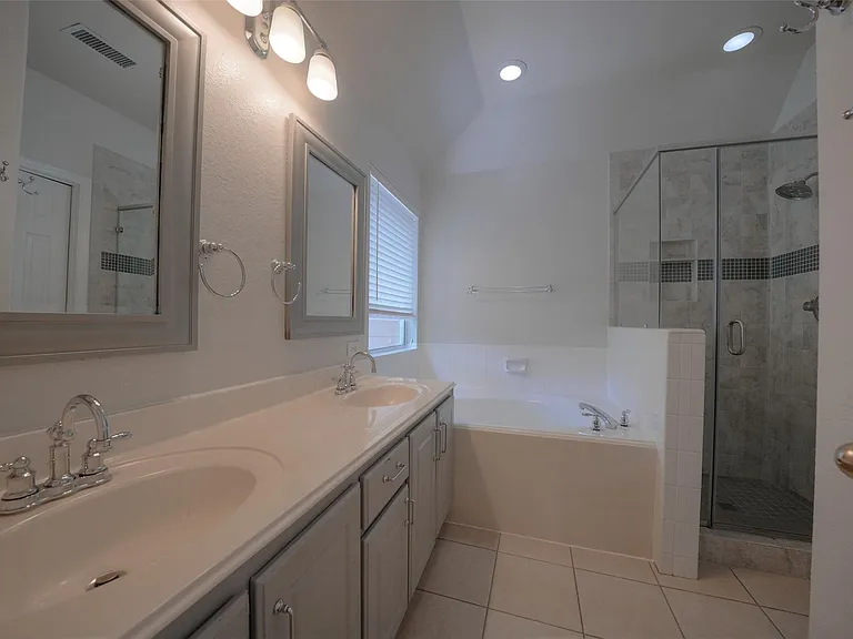 23 Endor Forest Pl — Photo 15