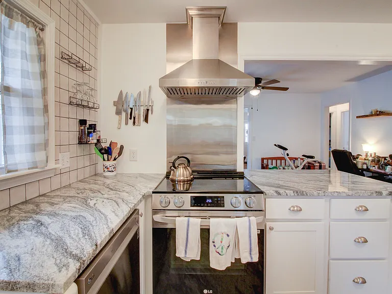 1206 Shepard St — Photo 10
