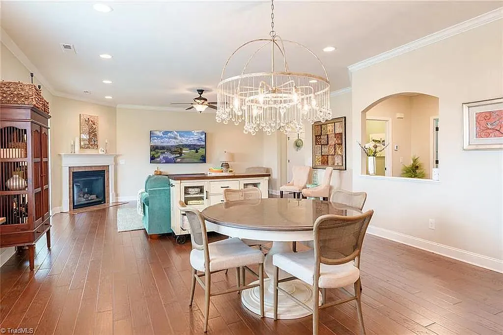 160 Twisted Cypress Ln — Photo 3