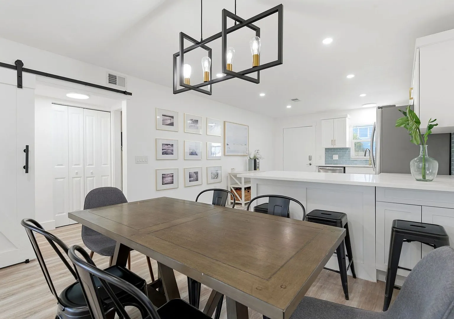 Live Your Beach Luxury - St Pete Beach Condo Steps To St Pete Beach — Photo 4