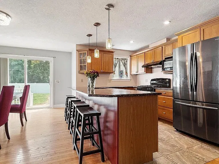 5 bed, 2094 sqft, $2,700 — Photo 3