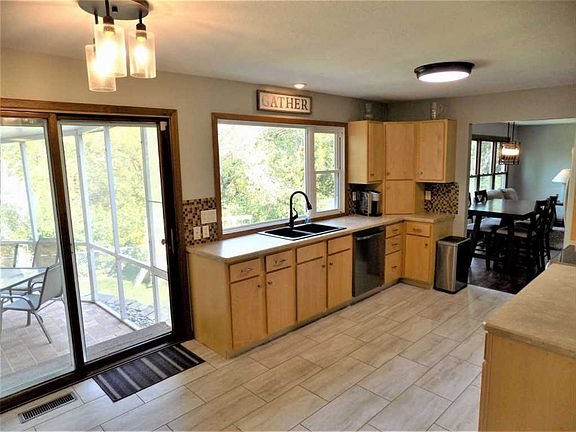 3rd image of 1401 Hiawatha Trl
