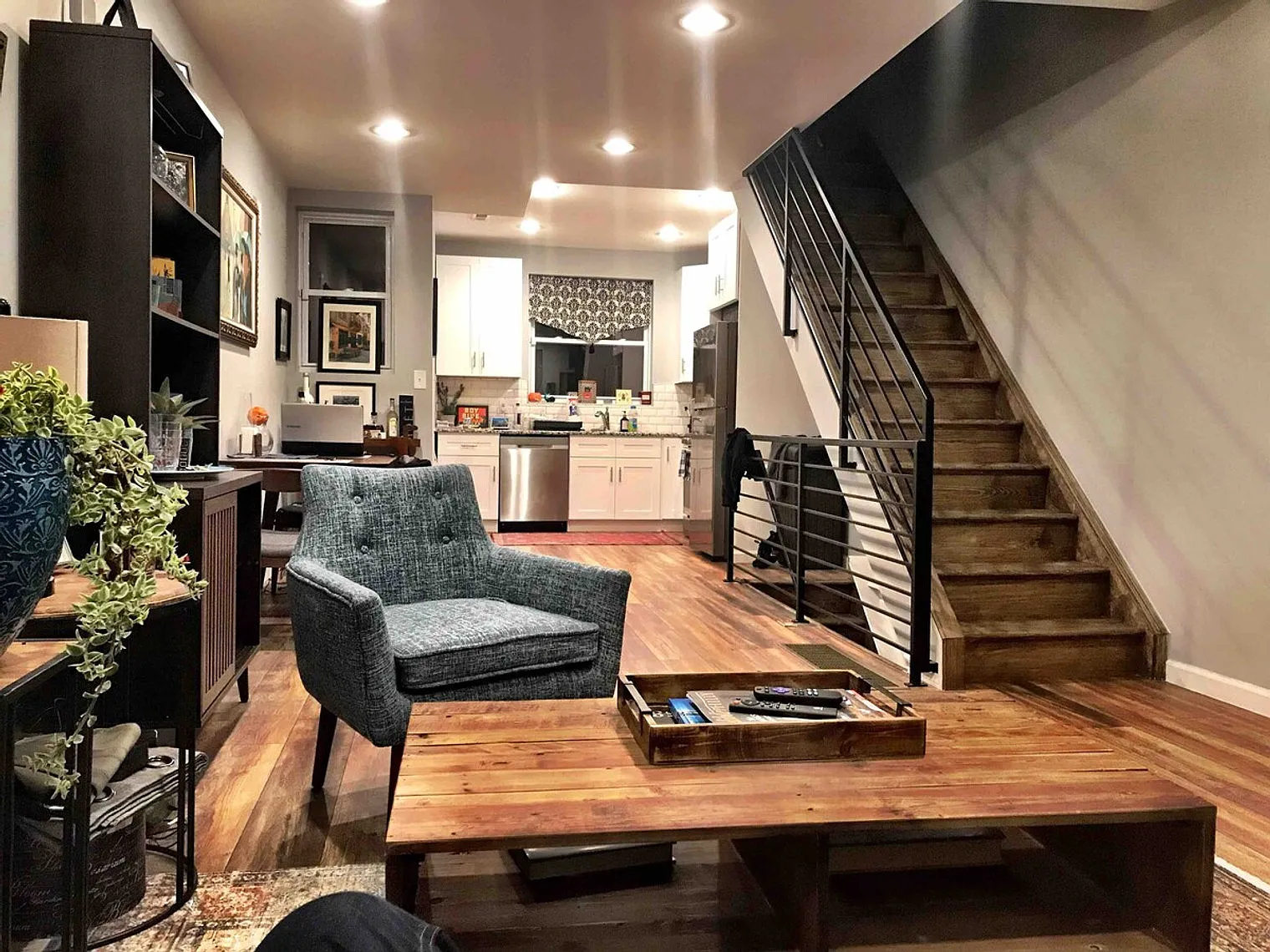 2 bed, 1.5 bath, $4,352 — Photo 2