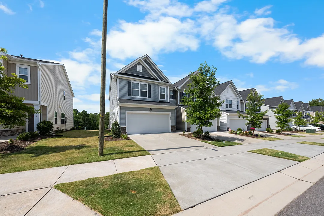 3 bed, 2.5 bath, 2014 sqft, $2,600 — Photo 3