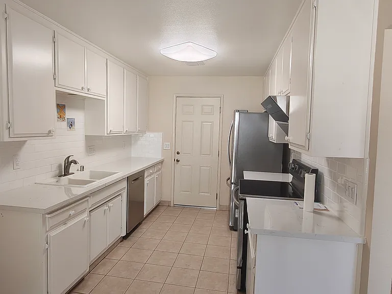 613 Edgebrook Ct — Photo 10