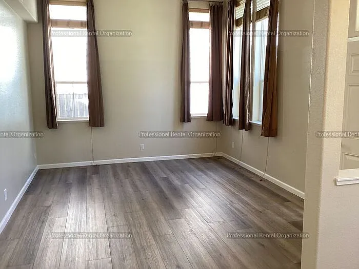 2921 W Creek Ln — Photo 3
