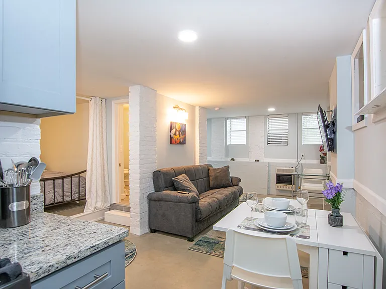 674 Boulevard SE #B — Photo 2