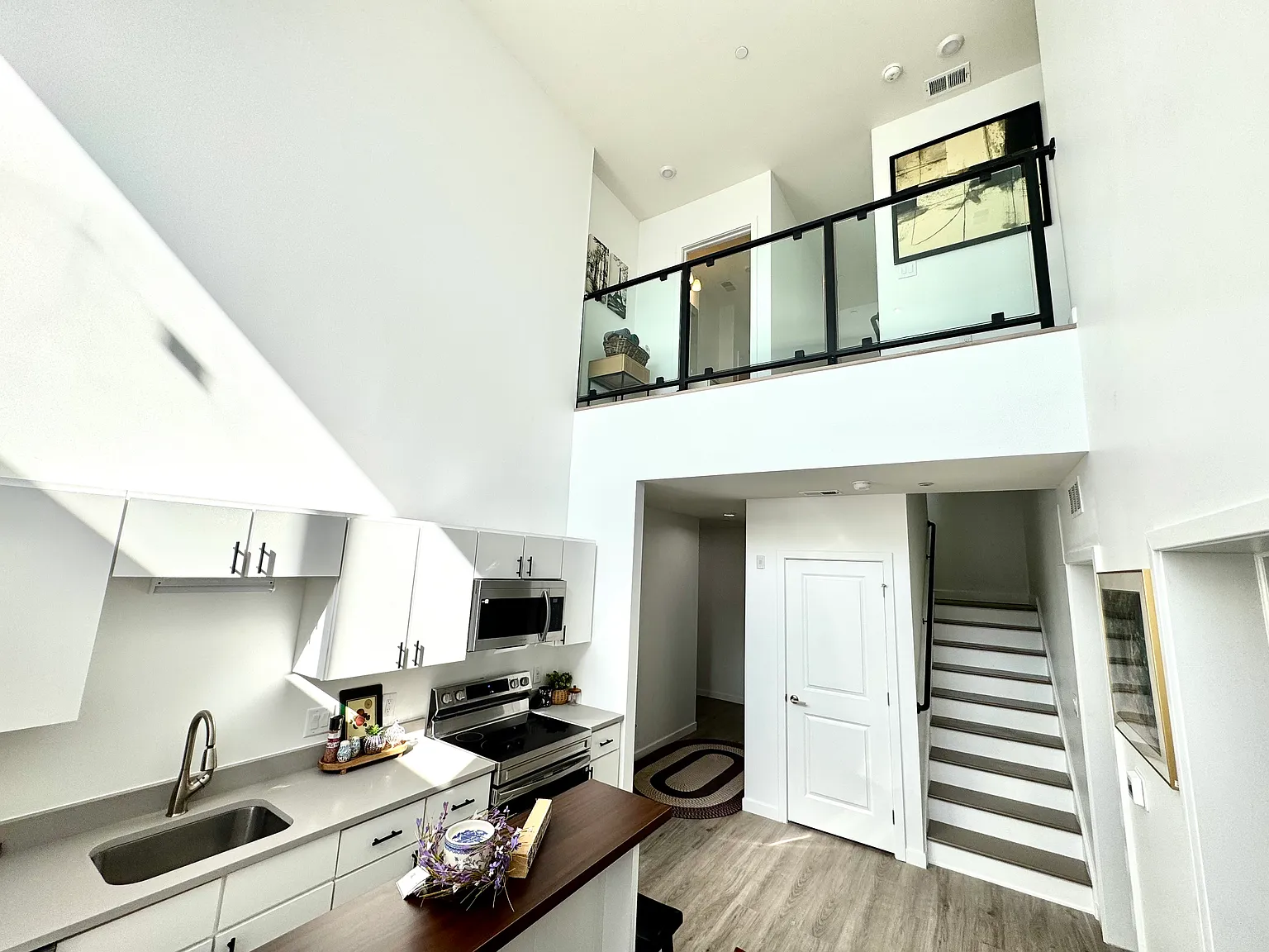 4 bed, 1500 sqft, $3,508 — Photo 4