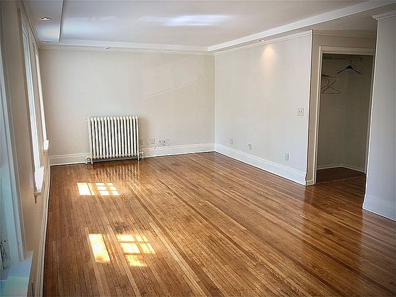 2nd image of 24 Brantford Pl #2