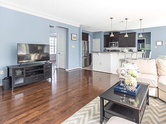 4th image of 362 Meadow Ln