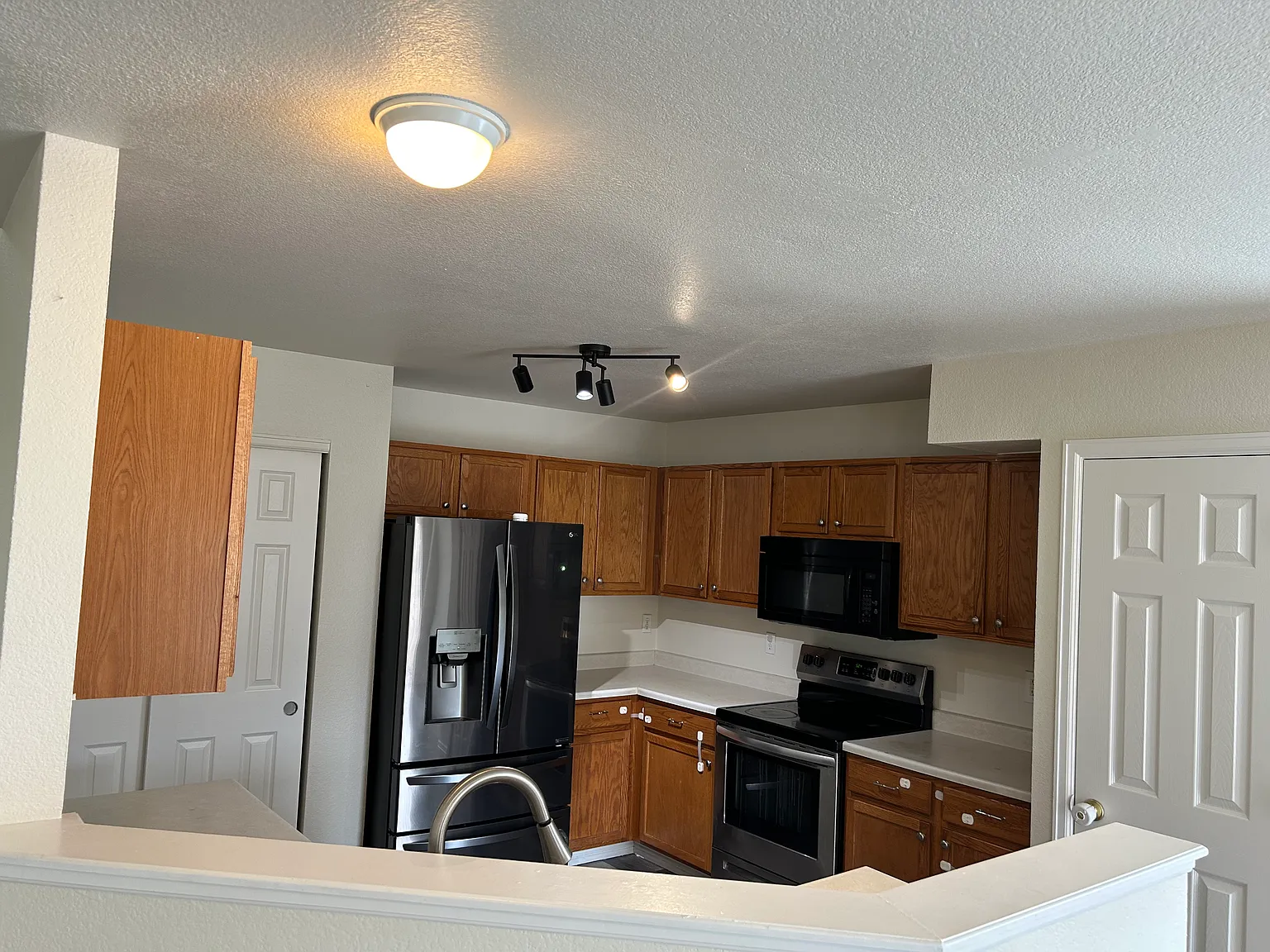 3 bed, 2.5 bath, 1240 sqft, $2,400 — Photo 3