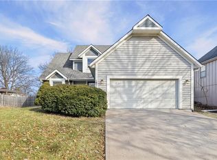 14715 S Summertree Ln, Olathe, KS 66062