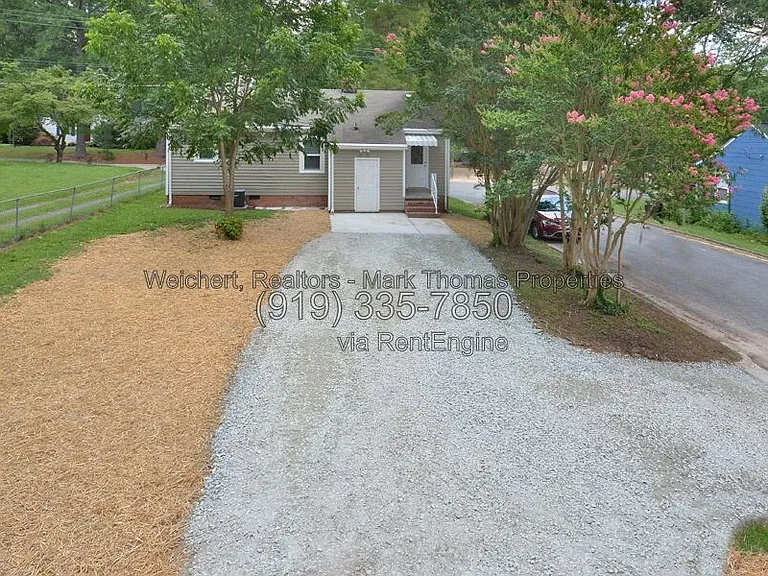 2405 Albany St — Photo 22
