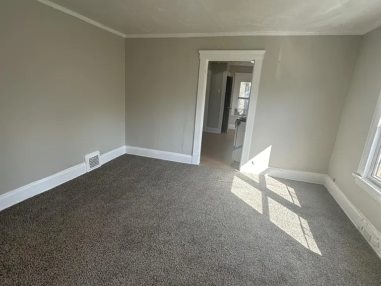 7613 Bancroft Ave — Photo 2