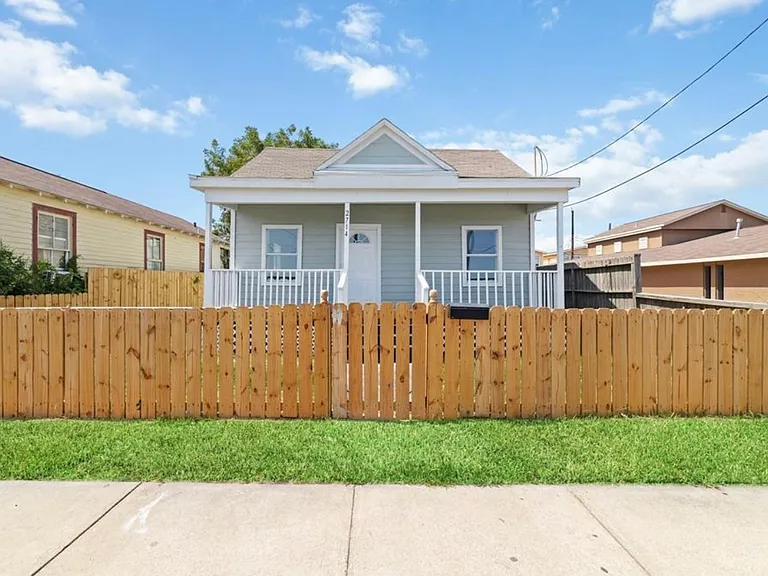 2714 Avenue L — Photo 2