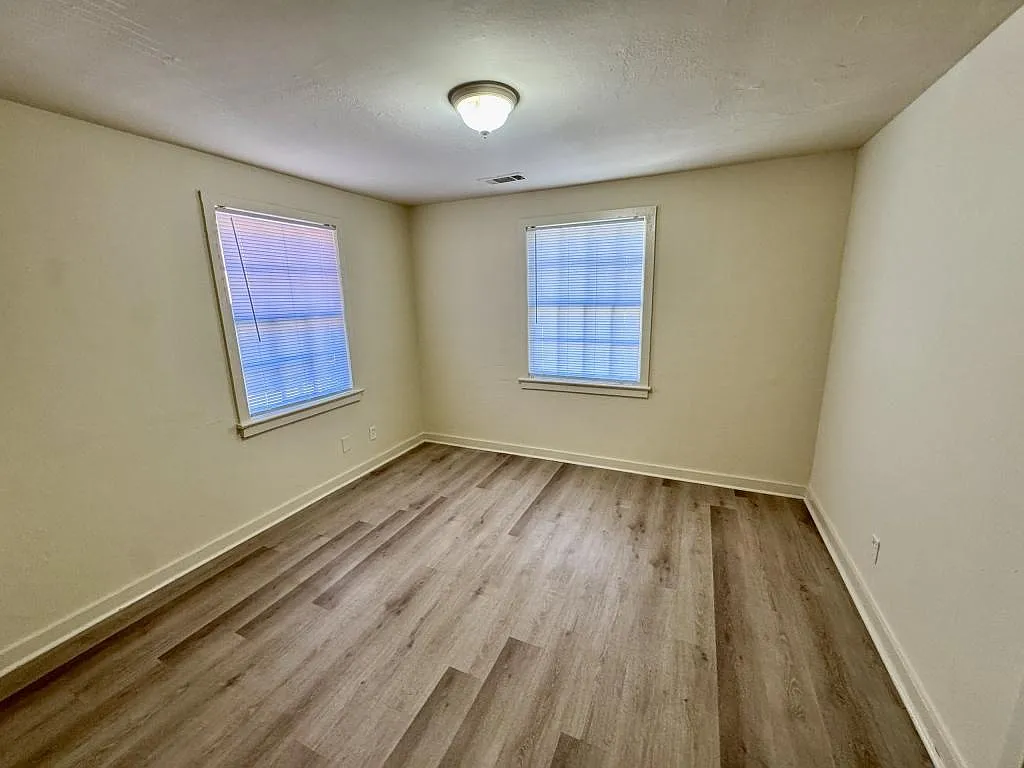 21 Meadowlawn Dr — Photo 2
