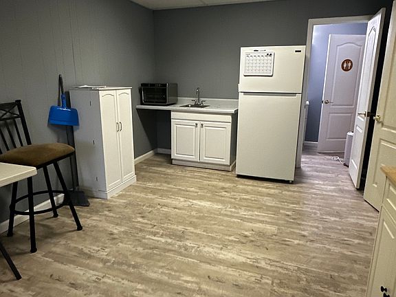 3rd image of 637 Vickery Way NE