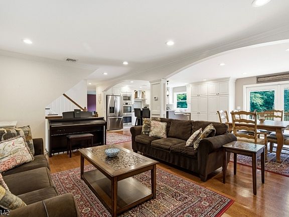 4th image of 203 W Lake Shore Dr