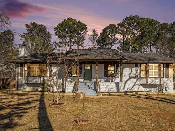 8951 Country Club Dr, Douglasville, GA 30134
