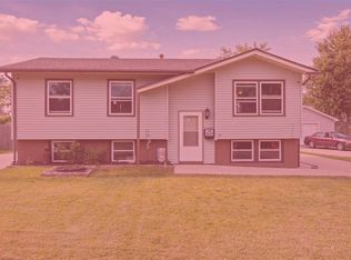 4517 Pine View Dr NE, Cedar Rapids, IA 52402