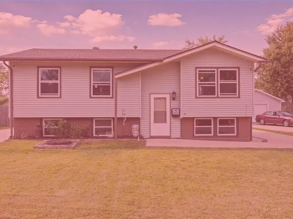 4517 Pine View Dr NE, Cedar Rapids, IA 52402