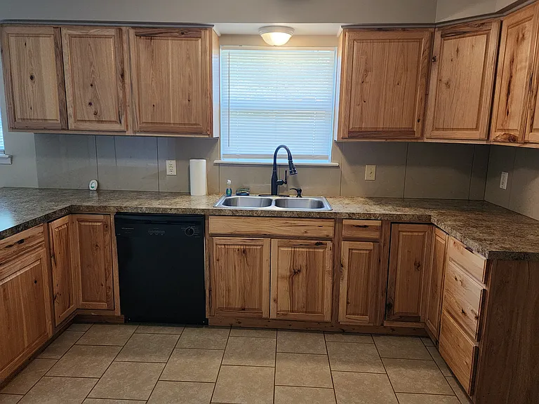 1112 N Hickory Ave — Photo 3