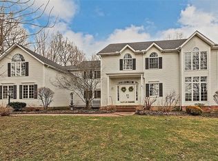 60 Berkshire Park Dr, Bentleyville, OH