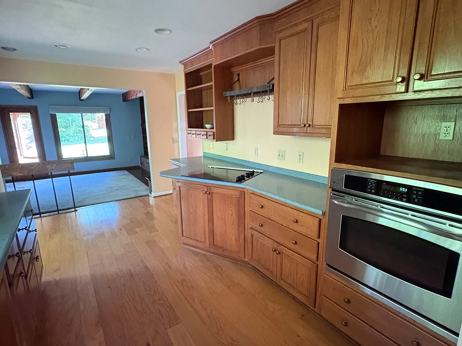 4 bed, 2750 sqft, $2,975 — Photo 3