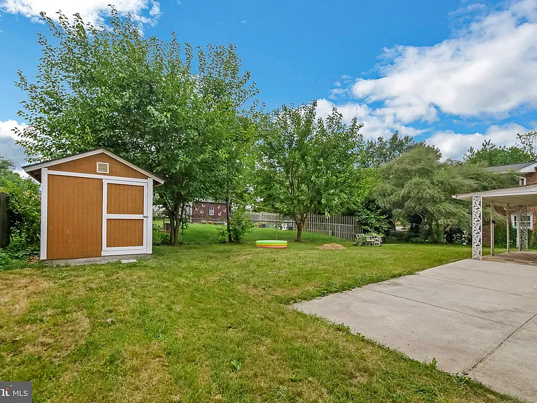 323 Russelcroft Rd — Photo 19