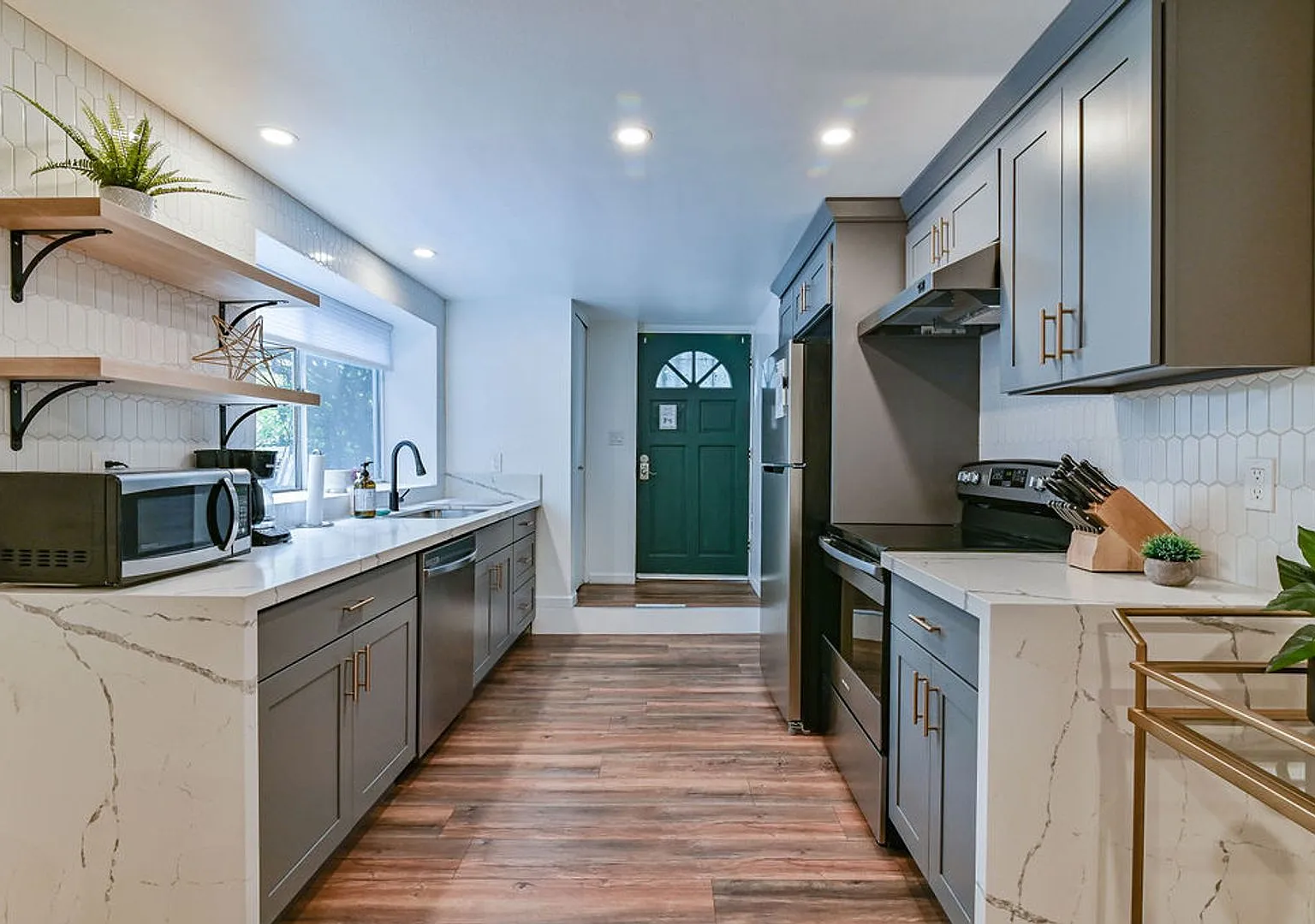 823 Nob Hill Ave N — Photo 1