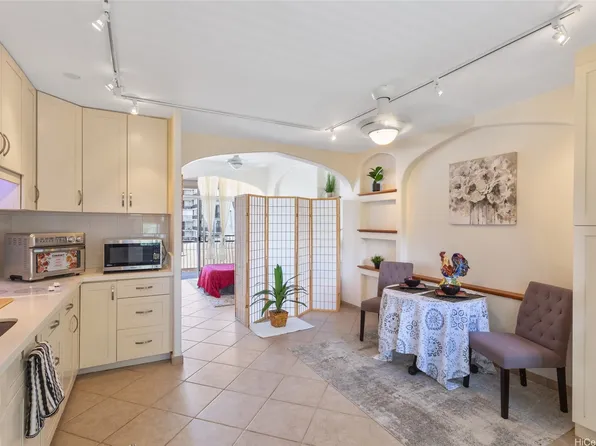 1020 Green St APT 303, Honolulu, HI 96822