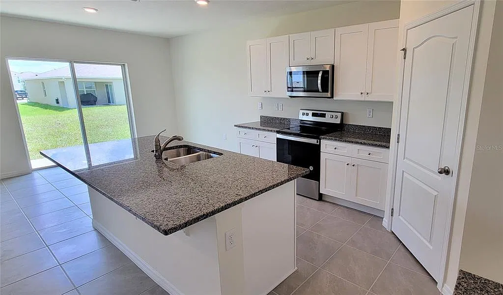 5 bed, 3.0 bath, 2696 sqft, $2,525 — Photo 4