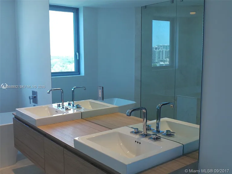 17111 N Biscayne Blvd #1703 — Photo 44