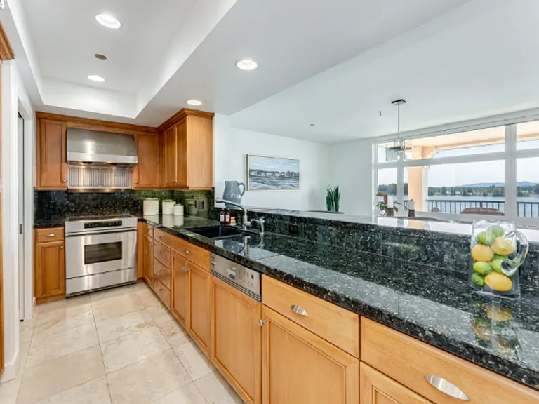 2015 SE Columbia River Dr #320 — Photo 4