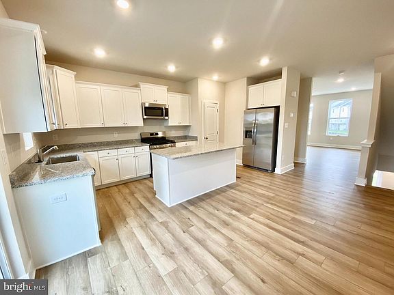 2nd image of 29449 Oxford Dr
