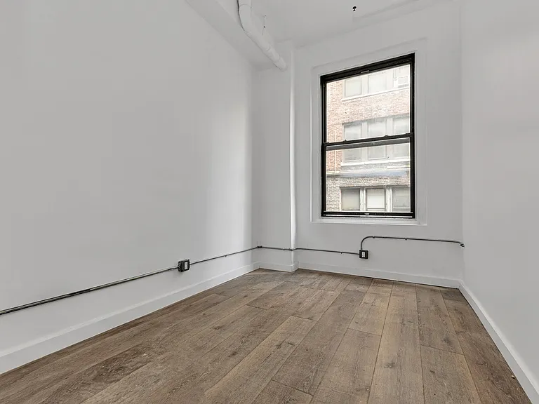 255 W 36th St #1006 — Photo 4