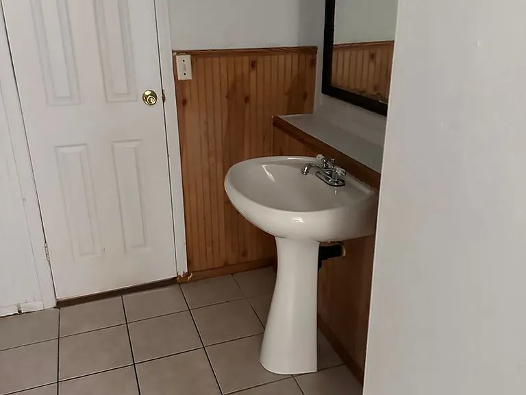 932 Linden Ave — Photo 2