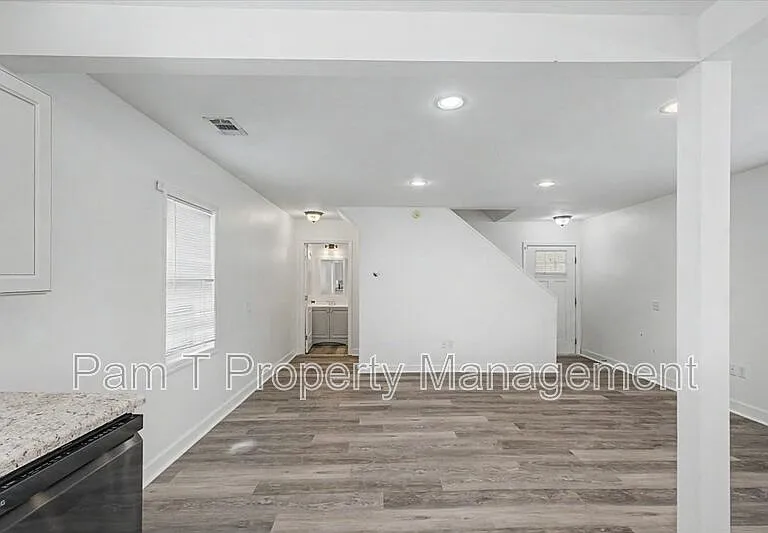 1200 E 37th St — Photo 8