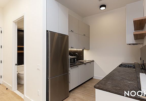 5th image of 250 Gold St #114