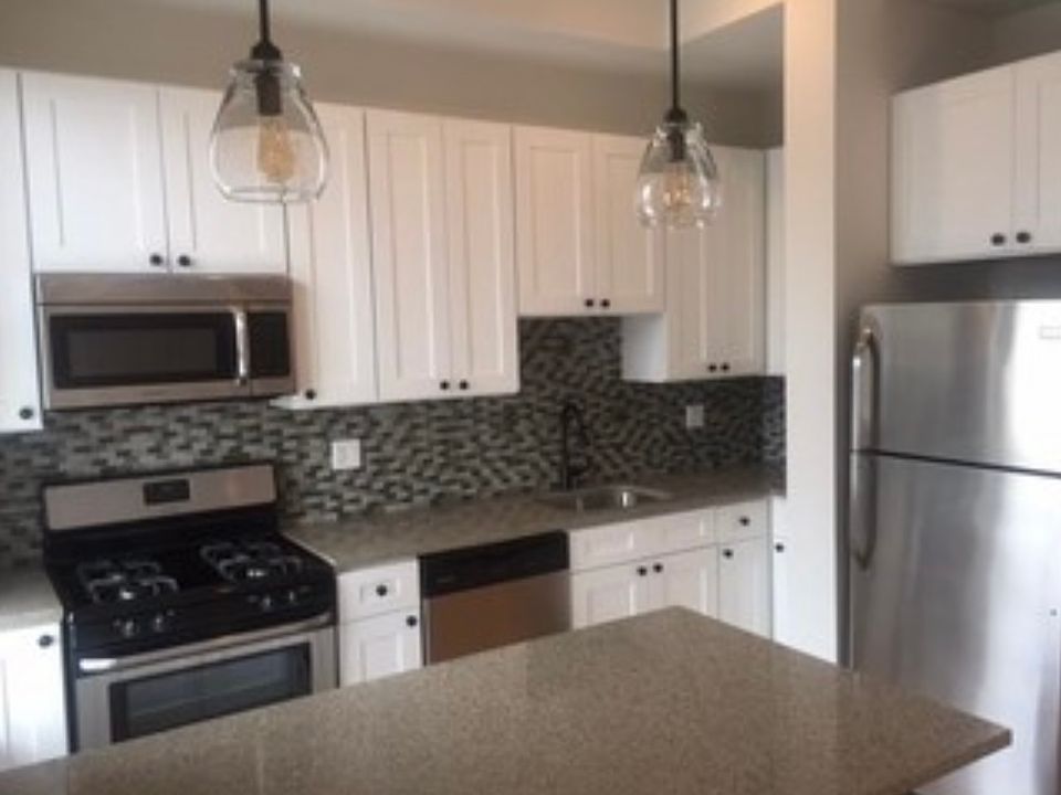 1st image of 609 W Oakdale Ave APT 3