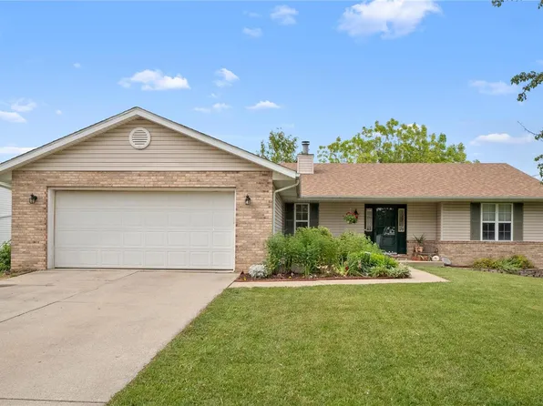 214 Suburban Dr, Smithton, IL 62285